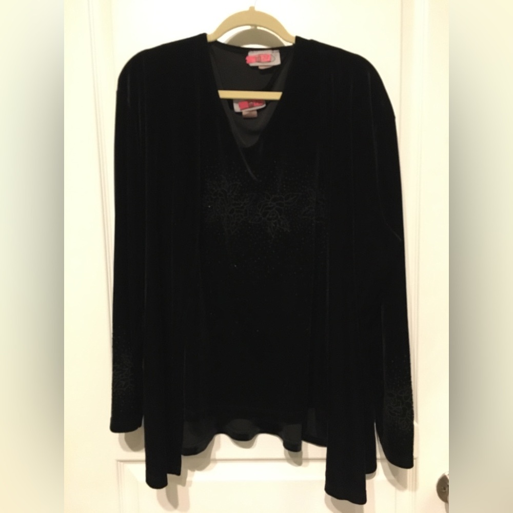 Black Velvet Twinset w/beaded design on shell bodice and jacket cuffs. Size 3x